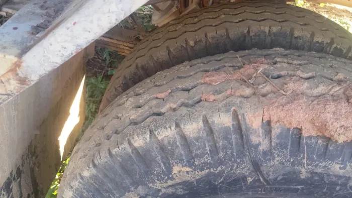 Carreta Dolly com bau de ex Gerador  para camping ou Agro freio a ar 6.50  por 2.50