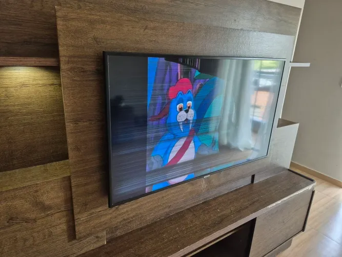 TV Samsung 49" 4K (NU7100) - Tela Quebrada / Para Retirada de Peças