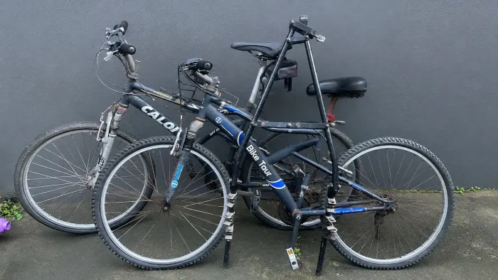 2 Bicicletas( avarias) e 1 Transbike.
