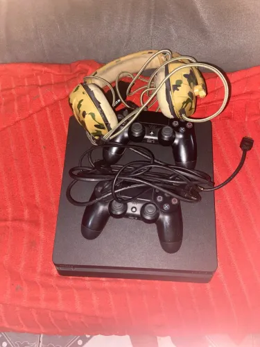 Ps4 seminovo com dois controles um headset knup e com jogos