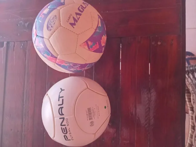 Bolas futebol e campo