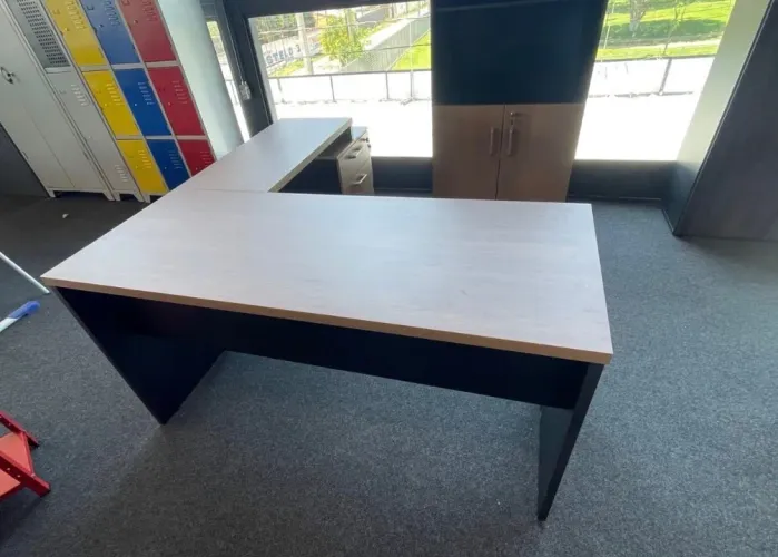 MESA DE ESCRITORIO COM GAVETEIRO E ARMARIO LOJA IKONOFFICE