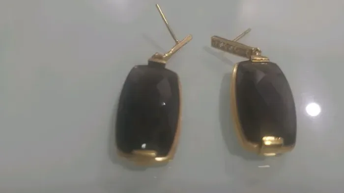 brinco banhado a ouro com pedra ônix e brilhantes