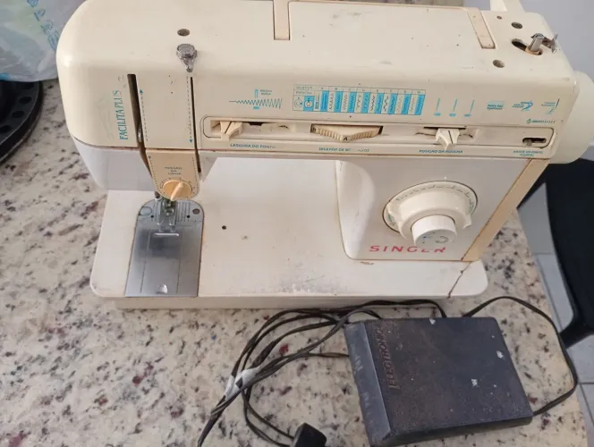 Máquina de Costura Singer