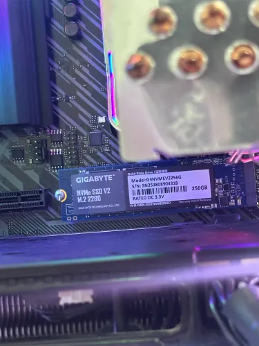 Ssd nvme Gigabyte 256 novinho