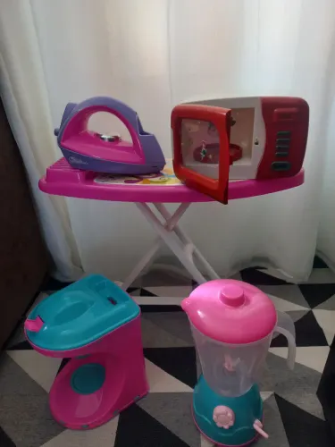 Brinquedos variados tábua de passar roupa e ferro , micro-ondas,liquidificador , cafeteira