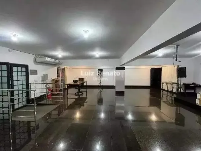 Prédio comercial com 920m² e 12 vagas de garagem no Prado