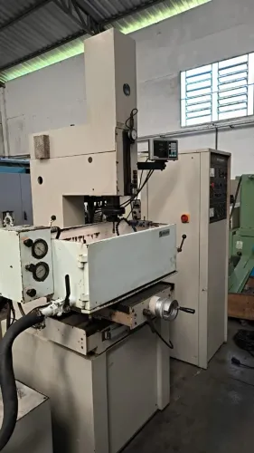 Eletroerosão por penetração Engemaq Md EDM 400 60S