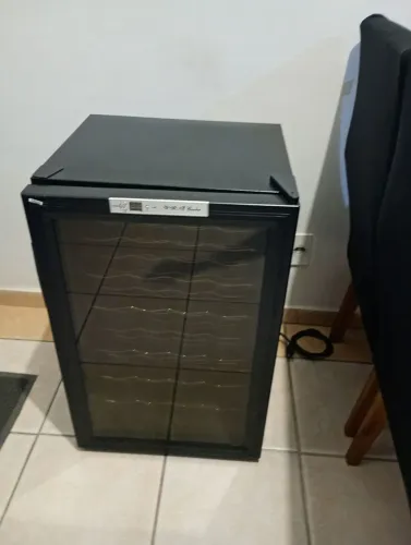 Vendo uma Adega com defeito,na placa ; valor 100,00