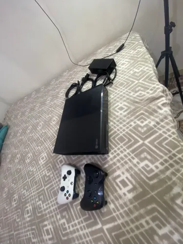 Xbox one fat 2 controles V/T em cllr mais volta