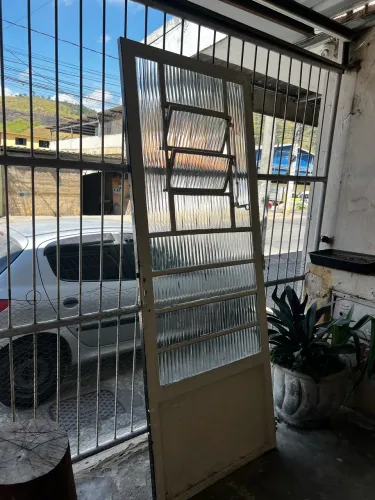 Porta de ferro c vidro e basculante