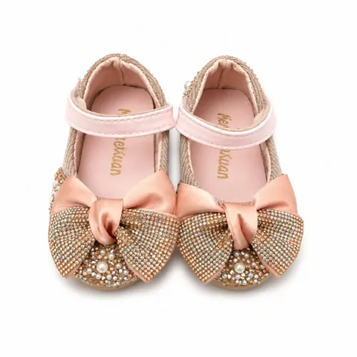 Sapatos infantil Rosa,pouco usado ainda conservado fácil de calçar e confortável