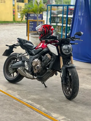 Vendo Cb 650r muito nova. 