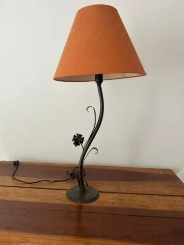 Abajur de Mesa Decorativo em Ferro com Cúpula de Tecido