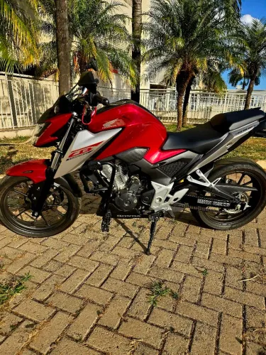 Vendo CB 300F Em excelente estado de conservação. Km baixo, novinha!