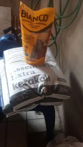 2 saco de argamassa fechado e um vedalit