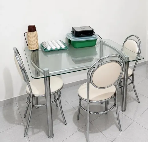 Mesa de vidro com 3 cadeiras