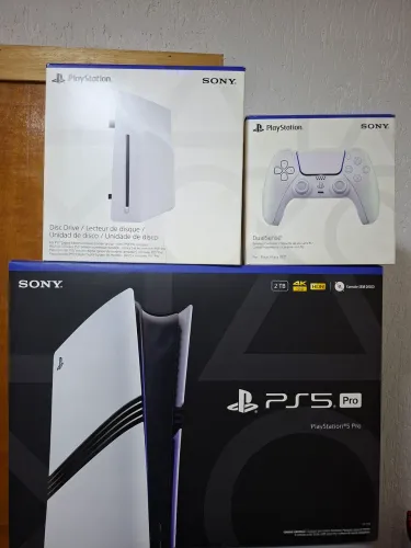 PS5 PRO 2 TERAS COM 2 CONTROLES E LEITOR DE DISCO COM 1 MES DE USO ZERO NOTA E GARANTIA