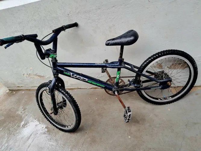 Vendo bicicleta Aro 20, pedalo e aro de ferro perfeito estado.