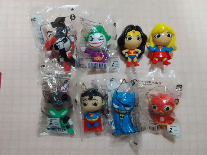 Bonecos + Albuns de Figurinhas.