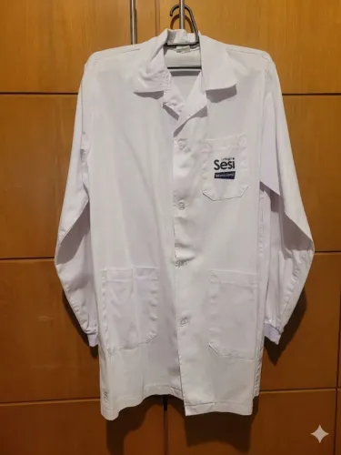 Jaleco do SESI aulas de laboratório ensino médio