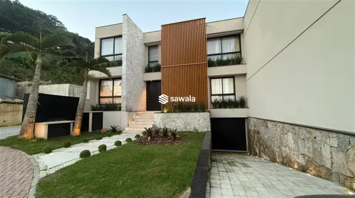 Uma casa aos pés da Pedra da Gávea, onde a natureza se funde ao projeto.