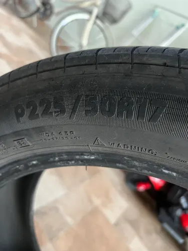 Vendo 01 Pneu Michelim nas medidas P225/50R Aro 17