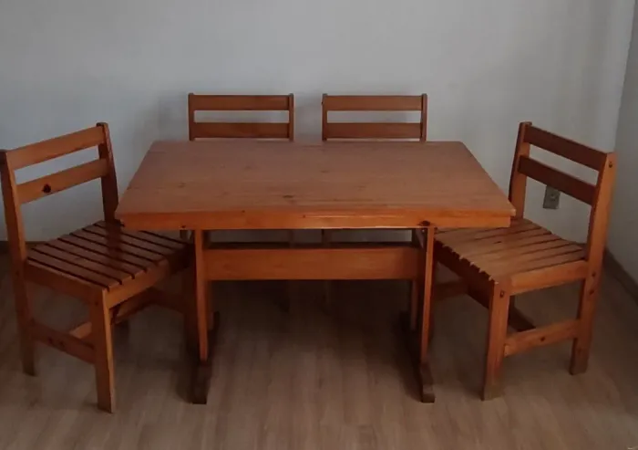 Conjunto de Mesa com 4 Cadeiras - Madeira Maciça