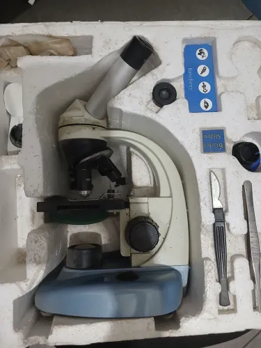 Microscópio educacional