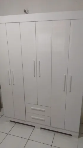 Guarda roupa 6 portas 2 gavetas bem dividido