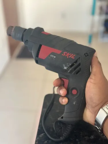 Furadeira Skil 570W + Chave + BRINDE: Kit com 3 Trenas!