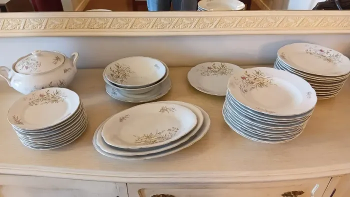 Aparelho de jantar antigo em porcelana