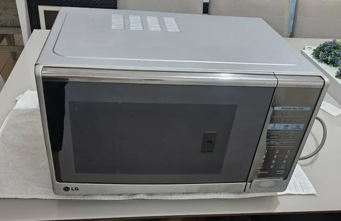 Microondas LG 30L com grill - frente espelhada