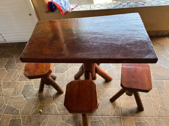Mesa e Bancos de Madeira