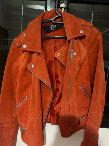     Jaqueta suede terracota estilo Zara