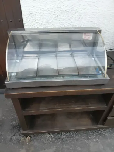 Vitrine estufa com quatro bandejas linha arredondadas.