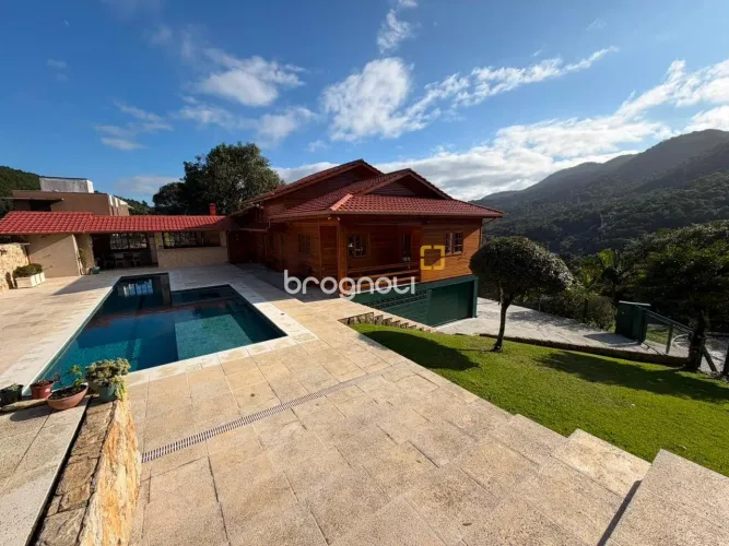 Casa Residencial com 360m², 2 quartos, 2 suítes, 3 garagens, no bairro Itacorubi em Floria