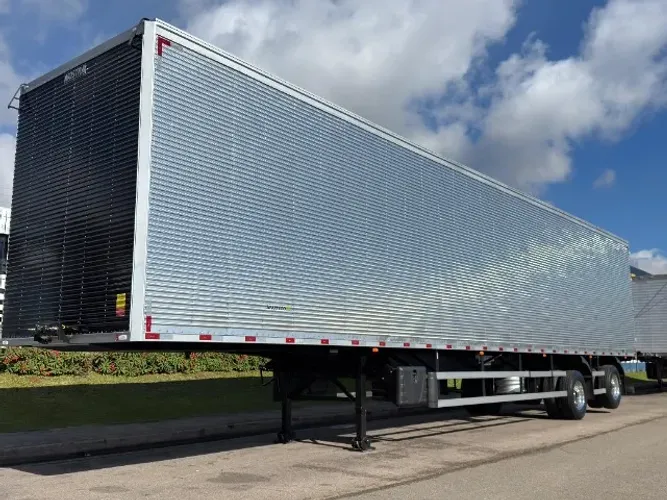 Carreta Baú 2 eixos Nostra Ano 2027 30 plts 15.40 x 2.90 Com Eixo Traseiro Elevável Pneus