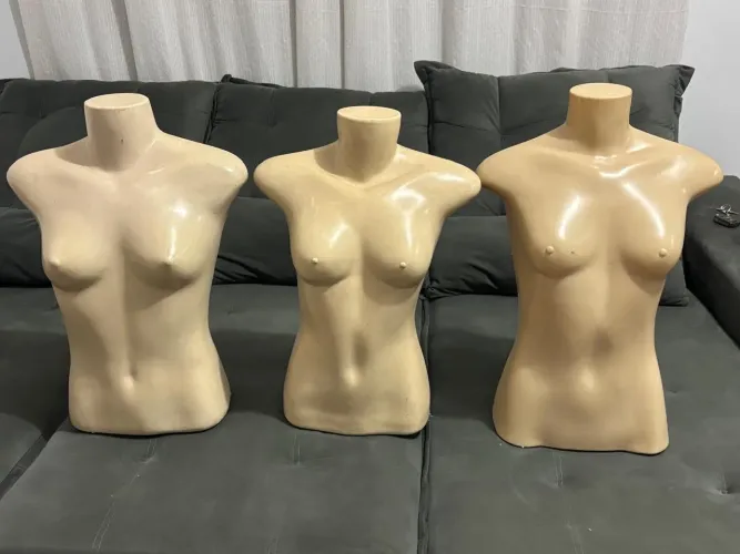 Manequins, cabides, provador de banca