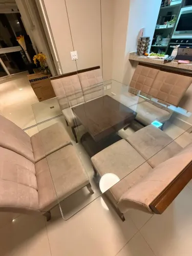 Mesa com 8 cadeiras com tampo de vidro de 1,50m/1,50m de também e 20mm de espessura