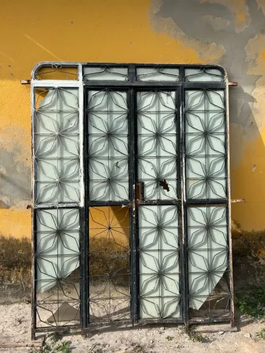 Vende-se grade de ferro