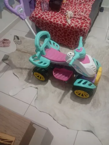 Motoca com pedal quebrado, porém possui os dois apoios de pé