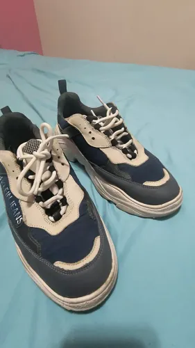 Vendo tênis tamanho 40, marca Calvin Klein, sou de Taubaté e não entrego