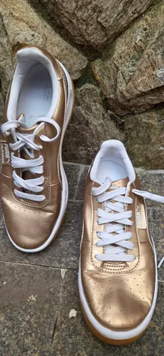Tênis Puma dourado