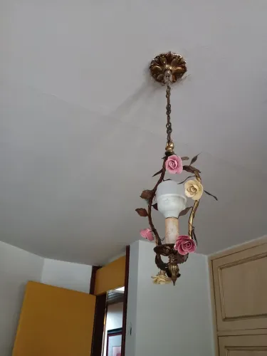 Luminária pendente, dourada com detalhes de flores de louça coloridas