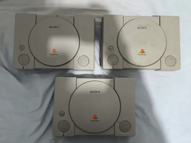 Lote 3 PlayStation 1 FAT (2 Japoneses + 1 Americano) - Para Reparo/Coleção