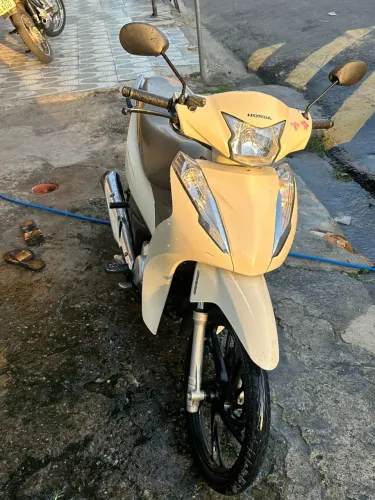 Biz 125 2020 50.300km tem 2700 de multa só passar pro nome e marcha!