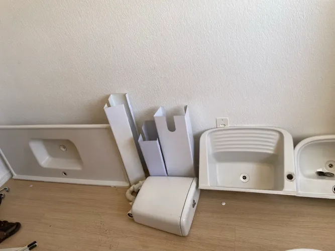 vendesse tudo pia, caixa acoplada e pia de banheiro todas em perfeito estado