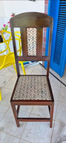 Cadeiras antigas com detalhe em tecido