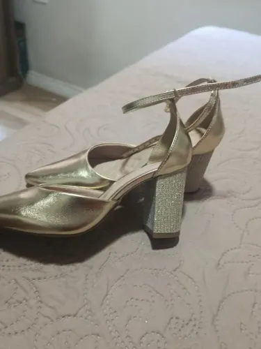 Sapato dourado 